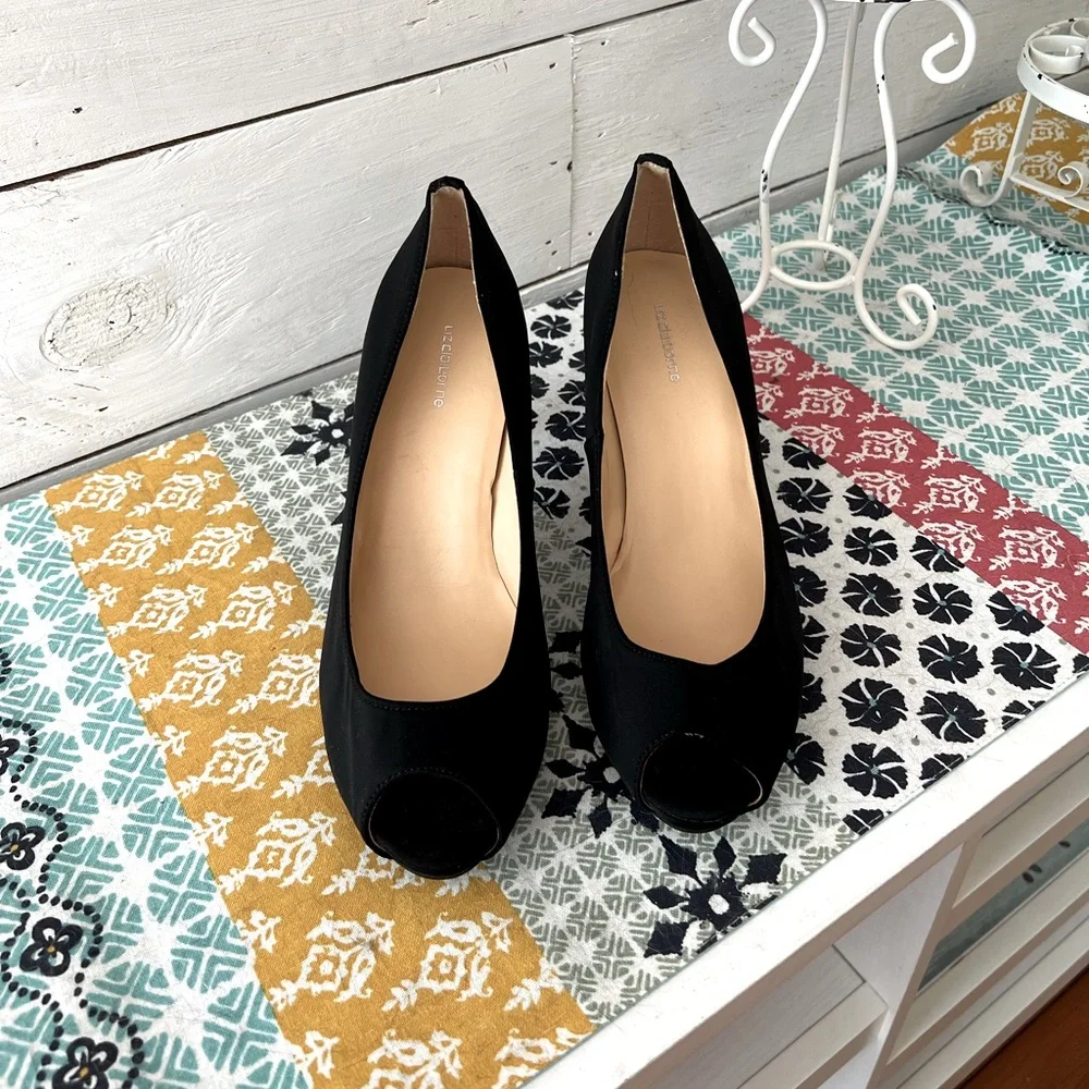 NWOT Liz Claiborne Classic Black Peep Hole Heels - Picture 2 of 5